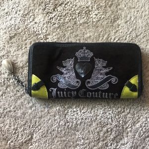 Vintage JUICY COUTURE zip wallet!!👑👑,  good condition. Minor wear and tears.
